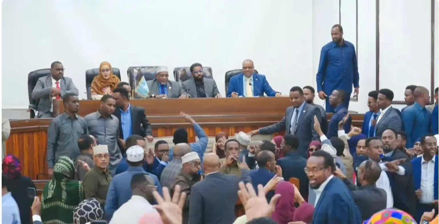 Fadhigii Baarlamaanka Federaalka Soomaaliya oo buuq ku soo xirmay, mucaaradkuna ka hortagay qorshaha wax ka beddelka Dastuurka